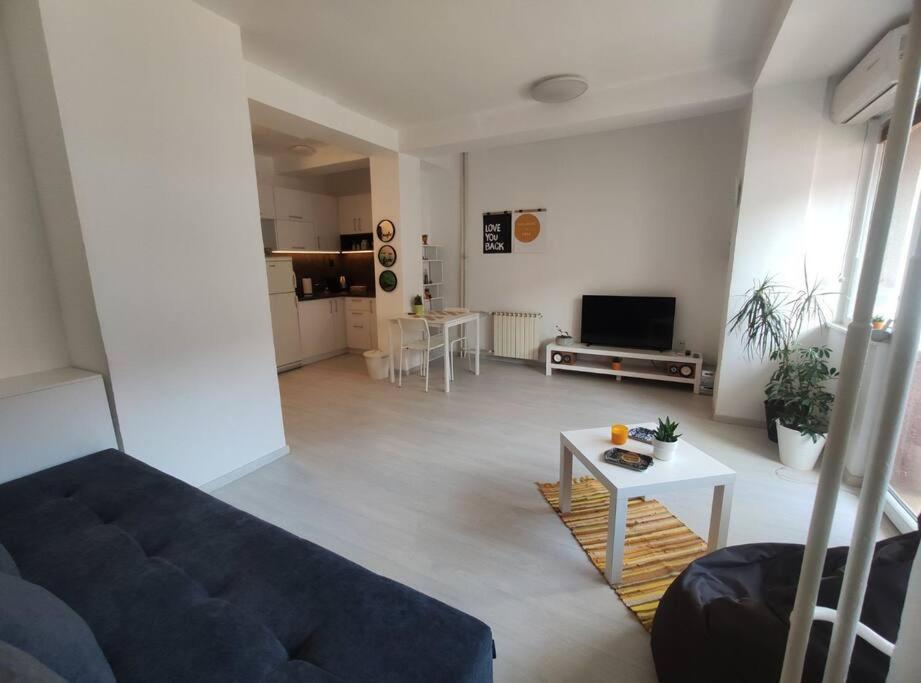City Center White Apartment! Скопье Экстерьер фото